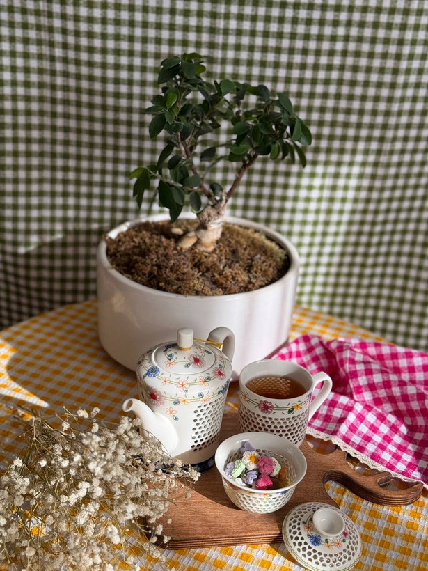 رومیزی چهارخونه (سفره سنتی) دانتل دوزی شده