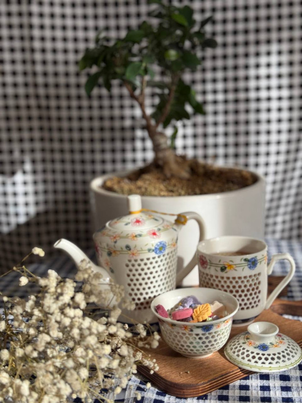 رومیزی چهارخونه (سفره سنتی) دانتل دوزی شده