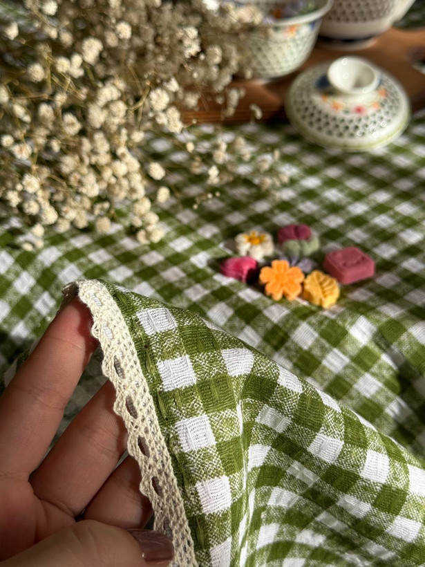 رومیزی چهارخونه (سفره سنتی) دانتل دوزی شده