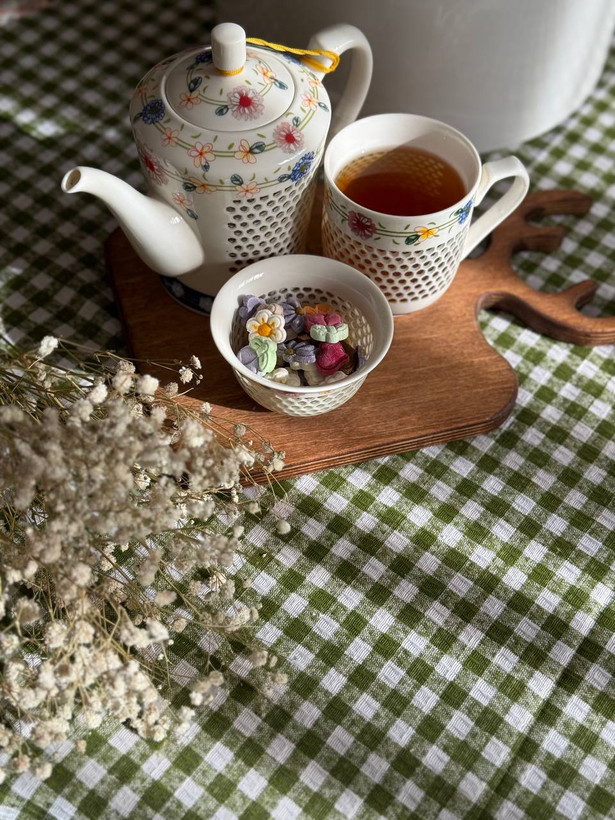 رومیزی چهارخونه (سفره سنتی) دانتل دوزی شده