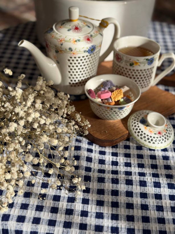 رومیزی چهارخونه (سفره سنتی) دانتل دوزی شده