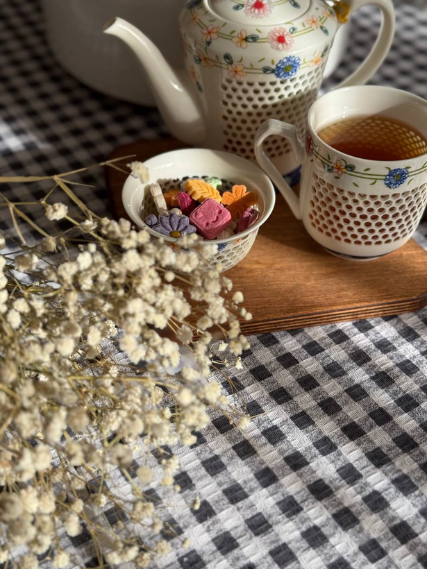 رومیزی چهارخونه (سفره سنتی) دانتل دوزی شده