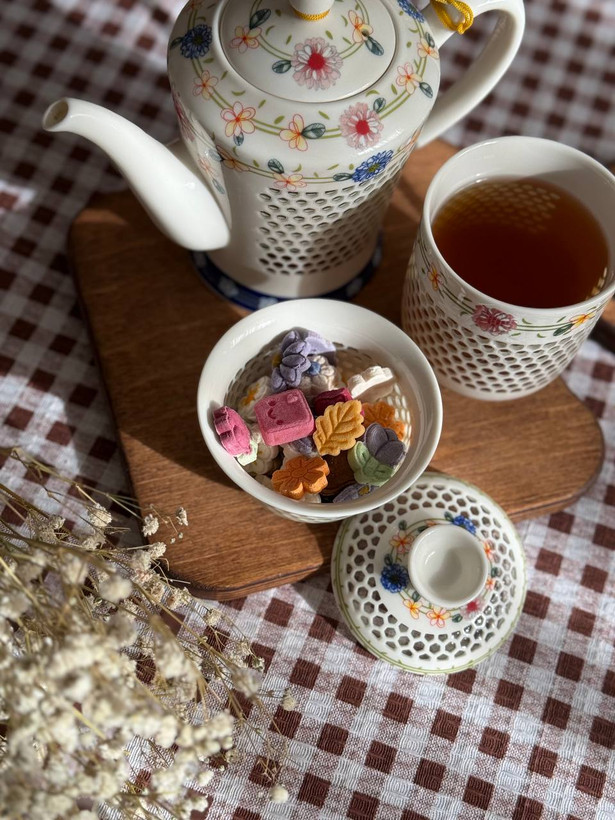 رومیزی چهارخونه (سفره سنتی) دانتل دوزی شده