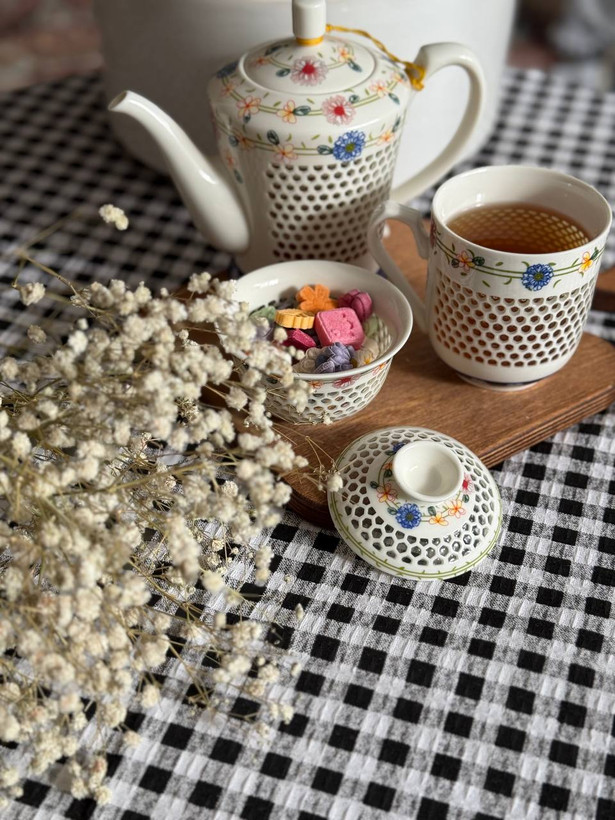 رومیزی چهارخونه (سفره سنتی) دانتل دوزی شده