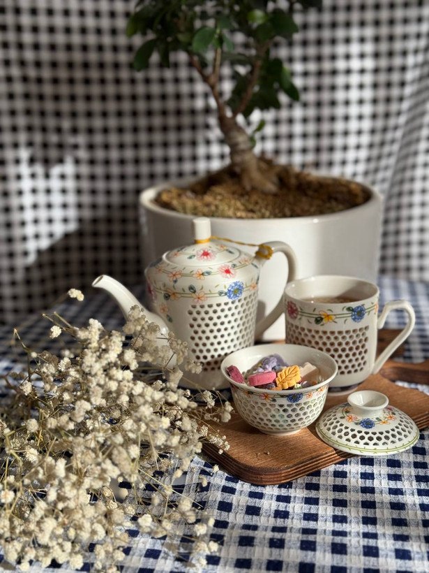 رومیزی چهارخونه (سفره سنتی) دانتل دوزی شده