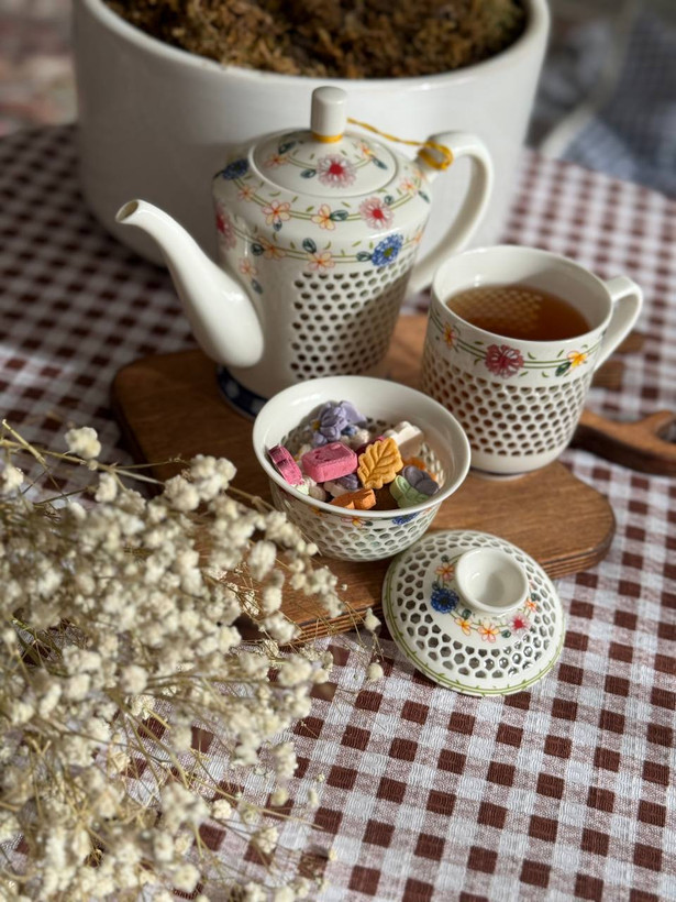 رومیزی چهارخونه (سفره سنتی) دانتل دوزی شده
