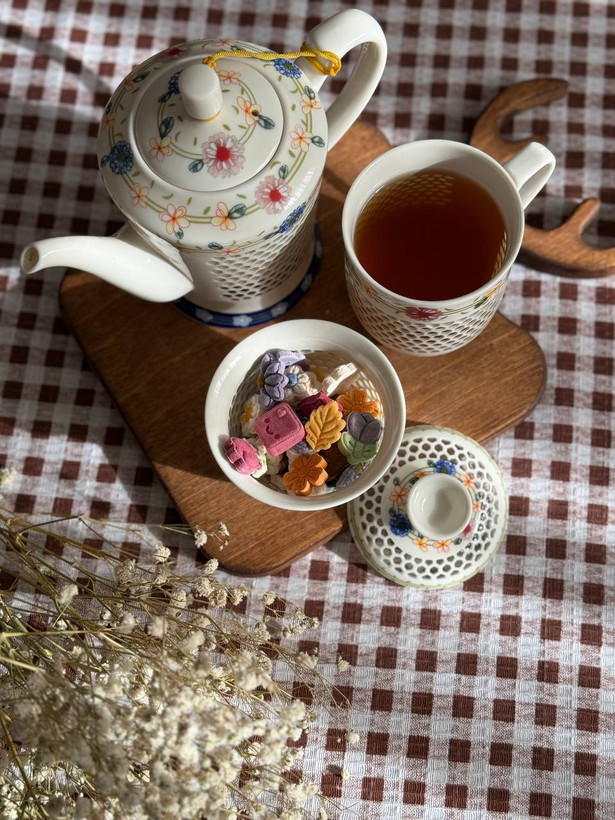 رومیزی چهارخونه (سفره سنتی) دانتل دوزی شده
