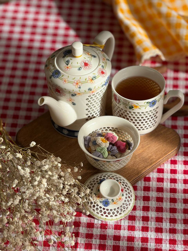 رومیزی چهارخونه (سفره سنتی) دانتل دوزی شده