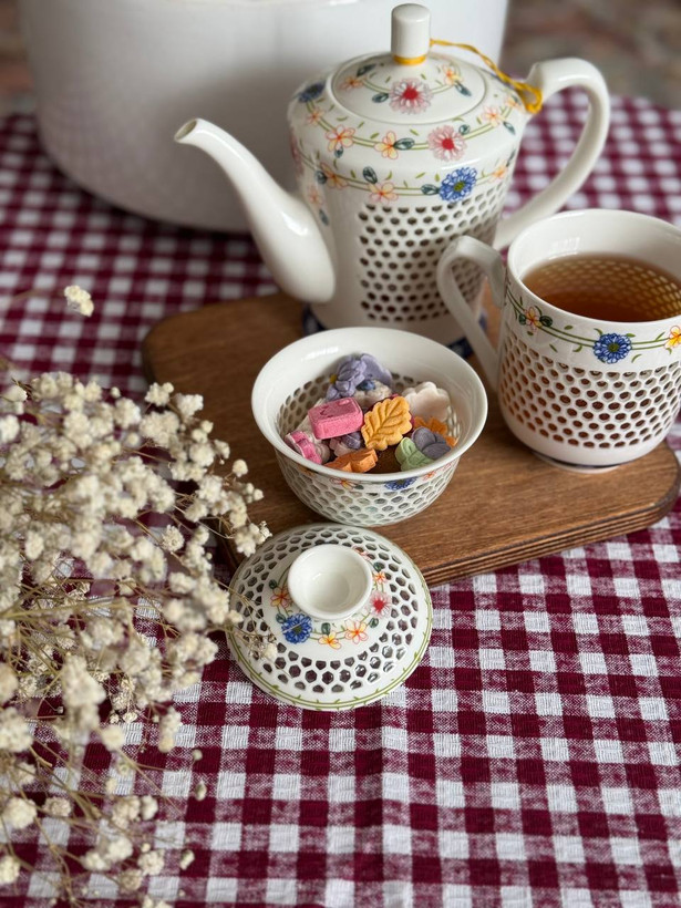 رومیزی چهارخونه (سفره سنتی) دانتل دوزی شده
