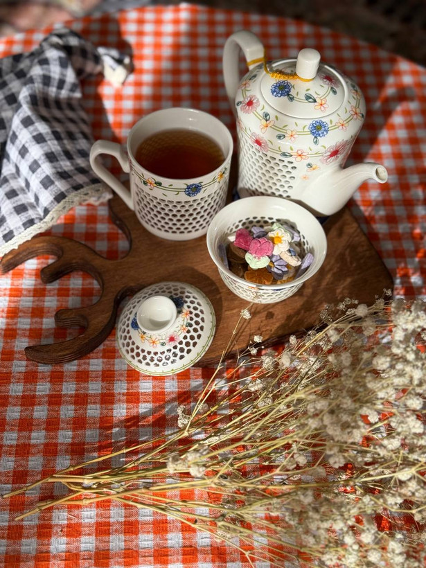 رومیزی چهارخونه (سفره سنتی) دانتل دوزی شده