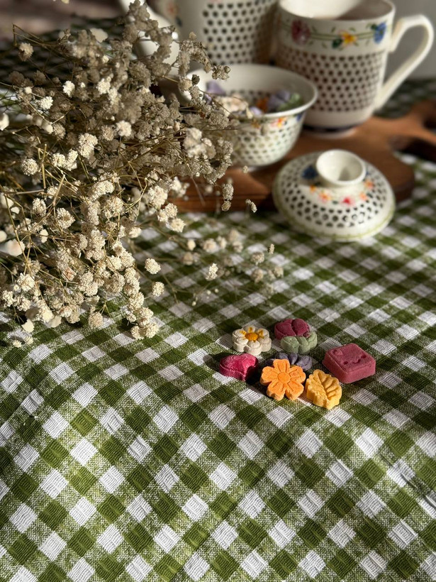 رومیزی چهارخونه (سفره سنتی) دانتل دوزی شده